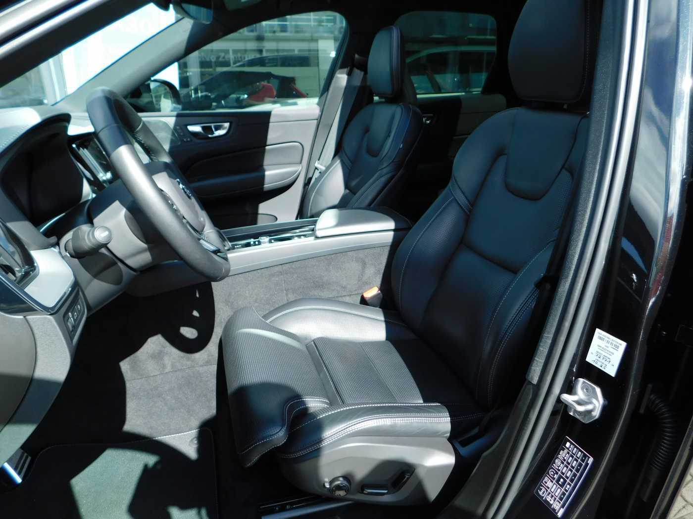 Fahrzeugabbildung Volvo XC60 T6 AWD Recharge R-Design