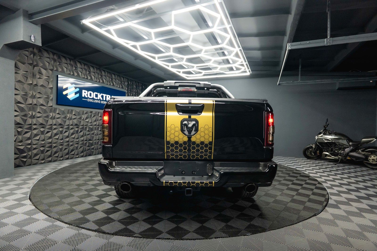 Fahrzeugabbildung Dodge RAM 5.7 V8 HEMI 4x4 OFFROAD Night GOLD EDITION