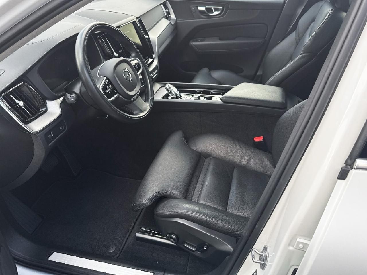 Fahrzeugabbildung Volvo XC60 B4 Diesel AWD Inscription
