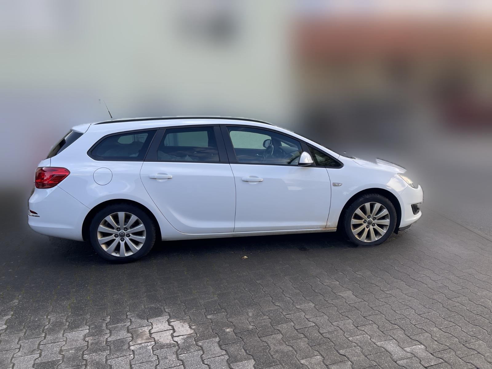 Opel Astra 2015 — interior