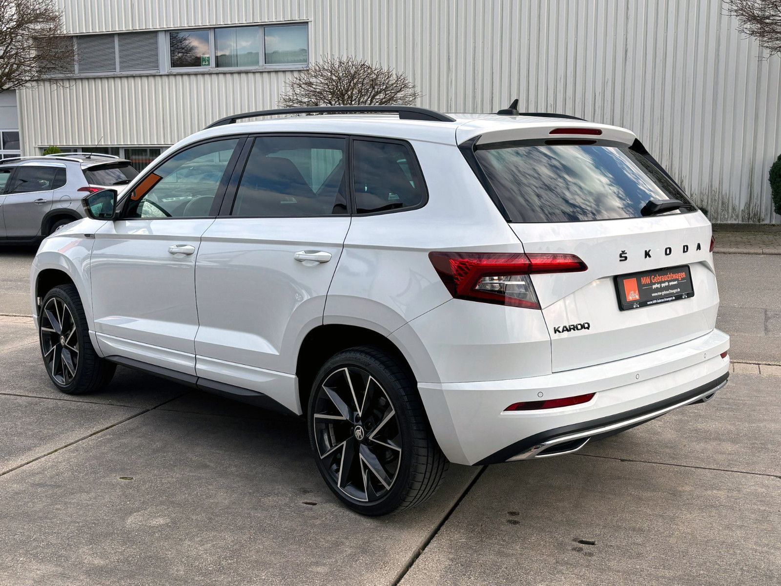 Fahrzeugabbildung SKODA Karoq 1.5TSI DSG SPORTLINE ACC 360° PANO AHK LED