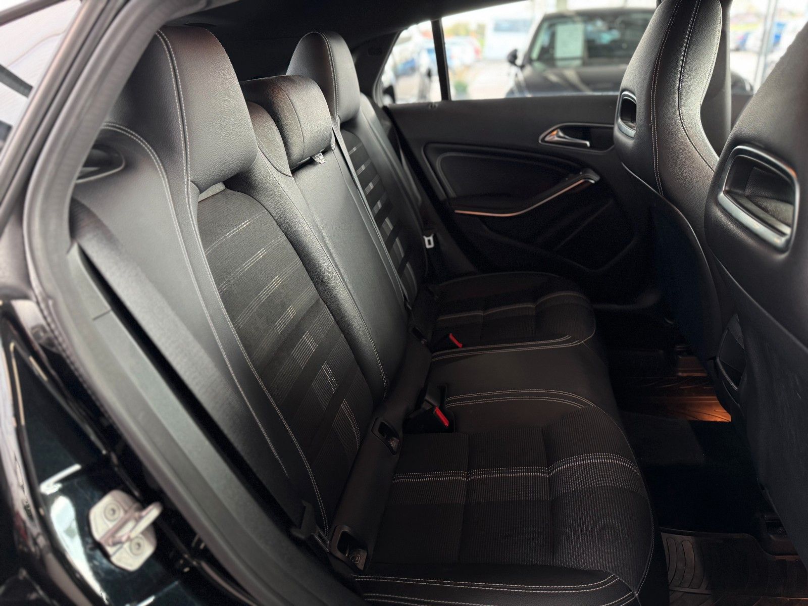 Fahrzeugabbildung Mercedes-Benz CLA 180 Shooting Brake Urban "LED + Business-P."