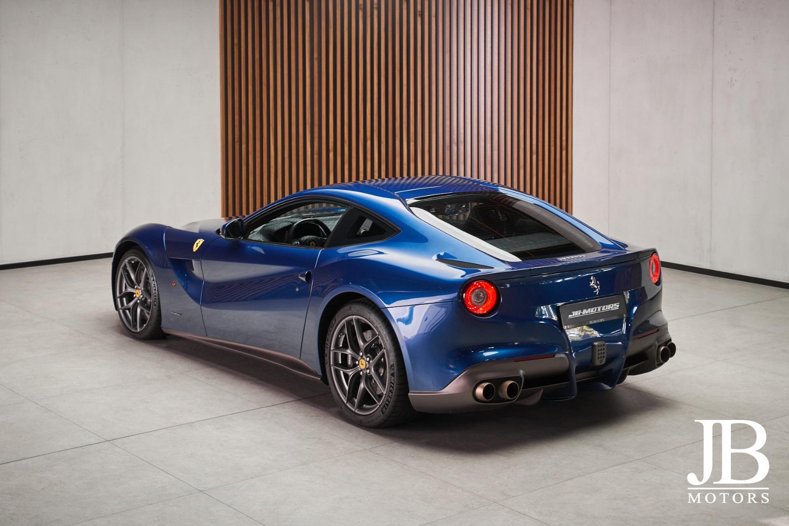 Ferrari F12 Berlinetta V12 740 ch • Atelier Car Blu Abu Dhabi • Carbone • Baquets carbone • Lift • 37 000 km
