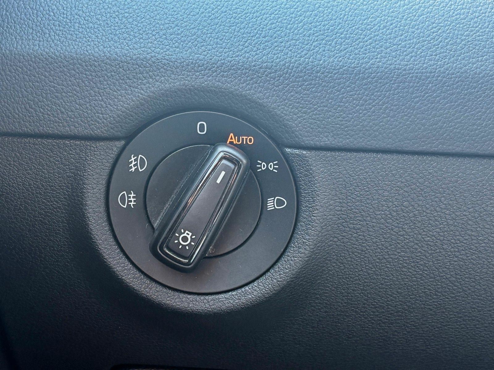 Fahrzeugabbildung SKODA Octavia 2.0 TDI Combi Joy DSG Navi Xenon SCHECKH
