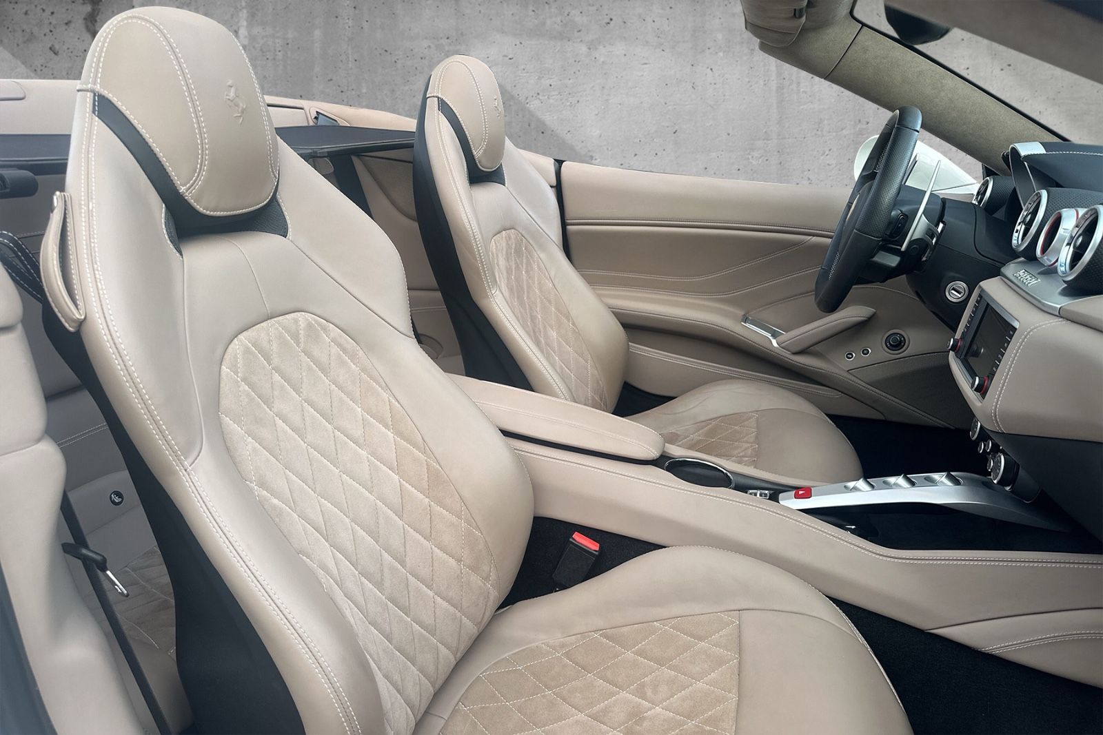 Fahrzeugabbildung Ferrari California T*BiColor*Dt Auto*Diamond Stitching