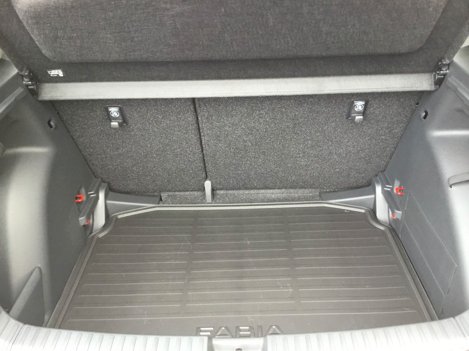 Fahrzeugabbildung SKODA Fabia 1.0l TSI DSG Selection+15"+LED+Sitzheizung