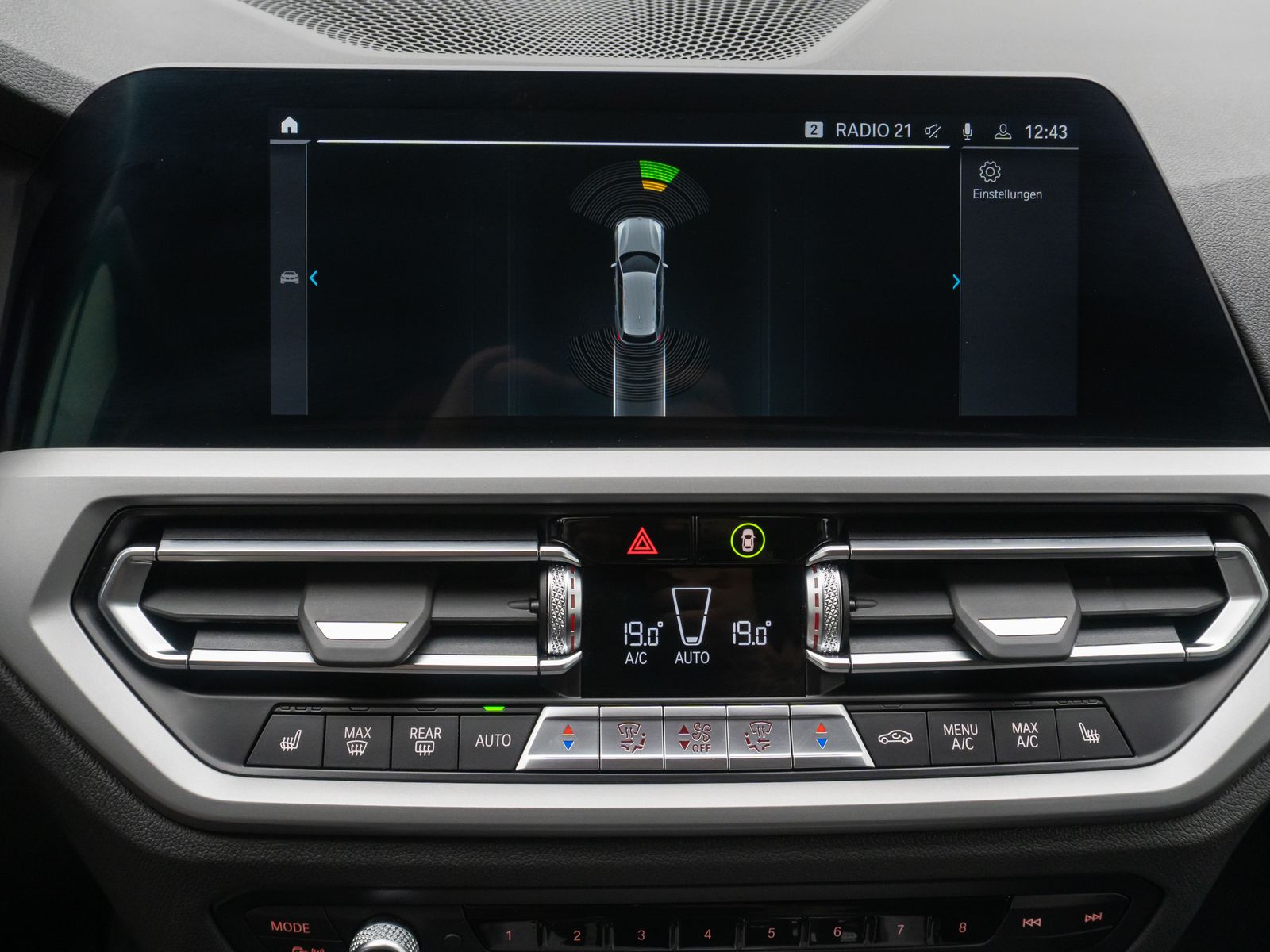 Fahrzeugabbildung BMW 320e Alarm DAB PDC GeschwindigReg Cockpit 19Zoll