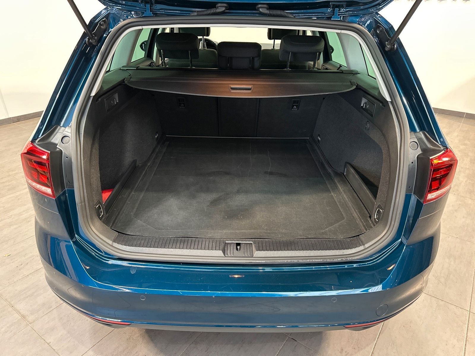 Fahrzeugabbildung Volkswagen Passat Variant 2.0 TDI DSG Business NAV+LED+PANO