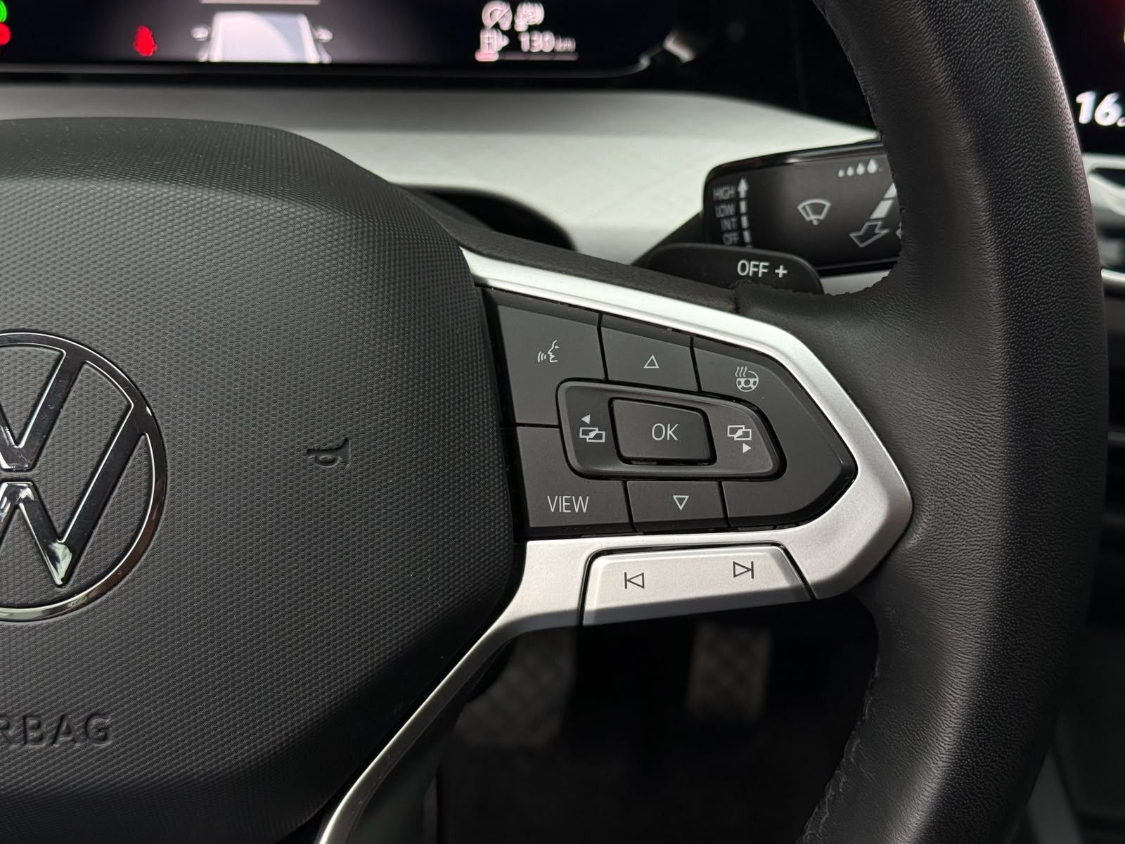 Fahrzeugabbildung Volkswagen Golf 2.0 TDI DSG LIFE LED+KAM+ACC+SHZ+CARPL+AMBI