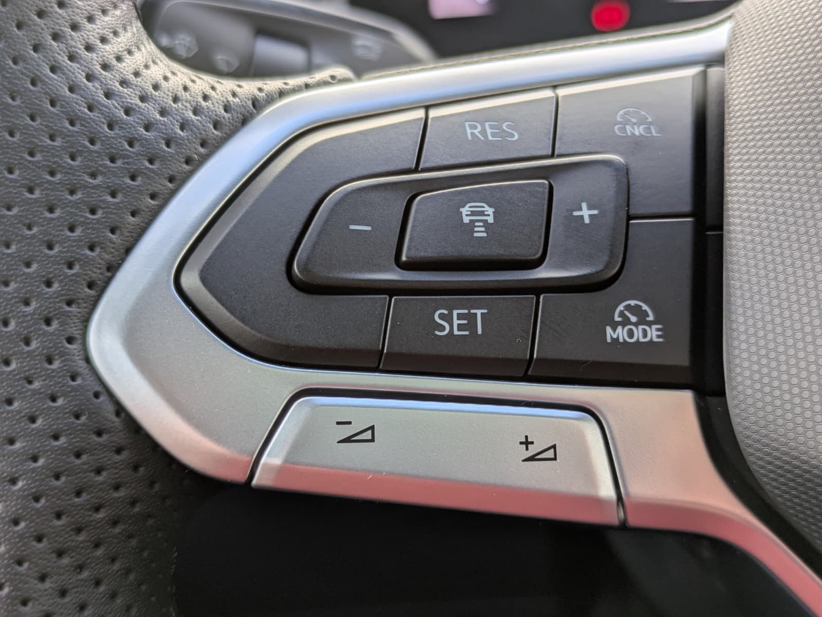 Fahrzeugabbildung Volkswagen Tiguan 2.0 TDI 4M R-Line PANO*H&K*AHK*MATRIX*20"