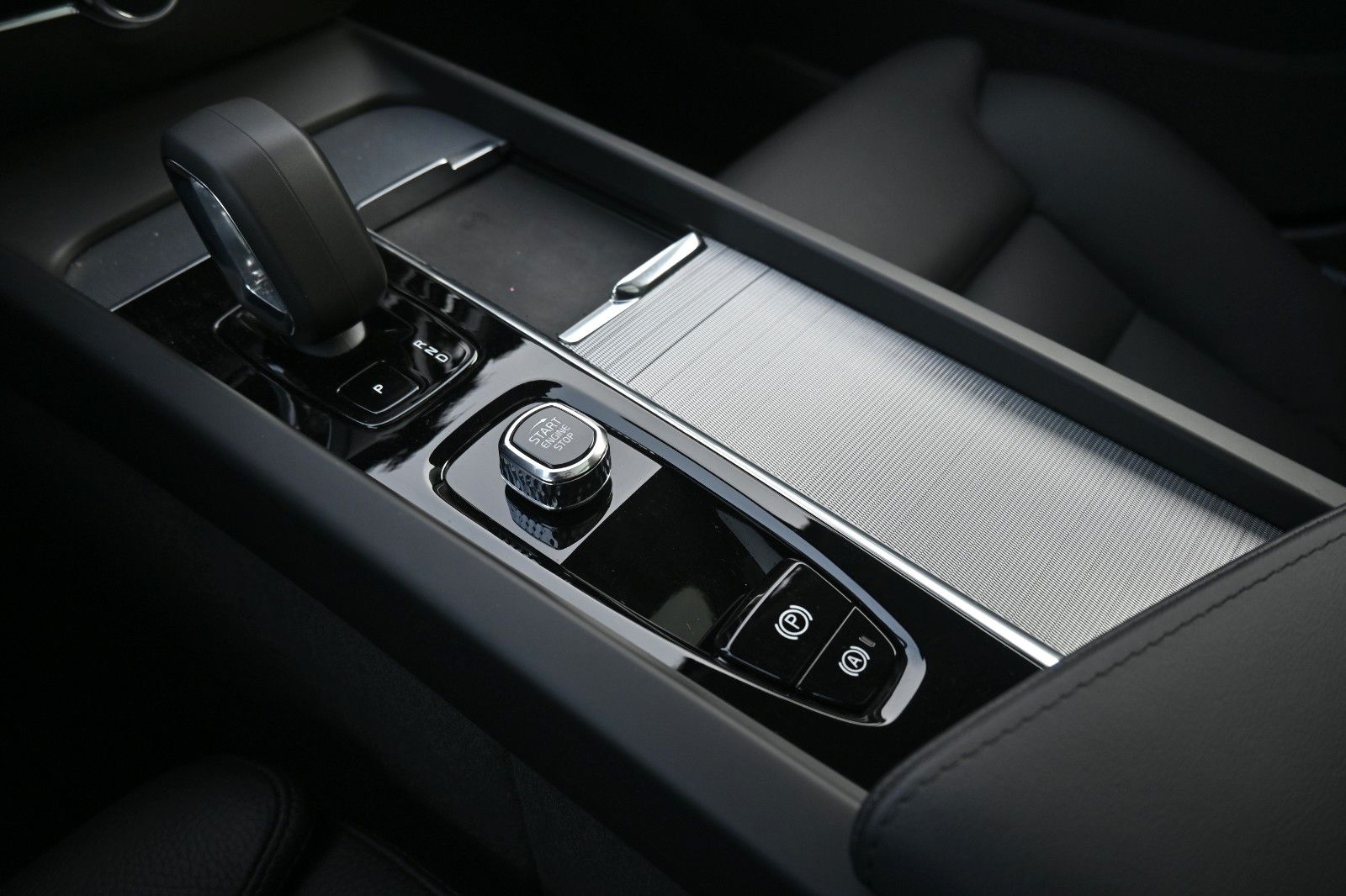 Fahrzeugabbildung Volvo V60 B4 DKG Plus Dark*FSHZG*H&K*360°*ACC*AHK