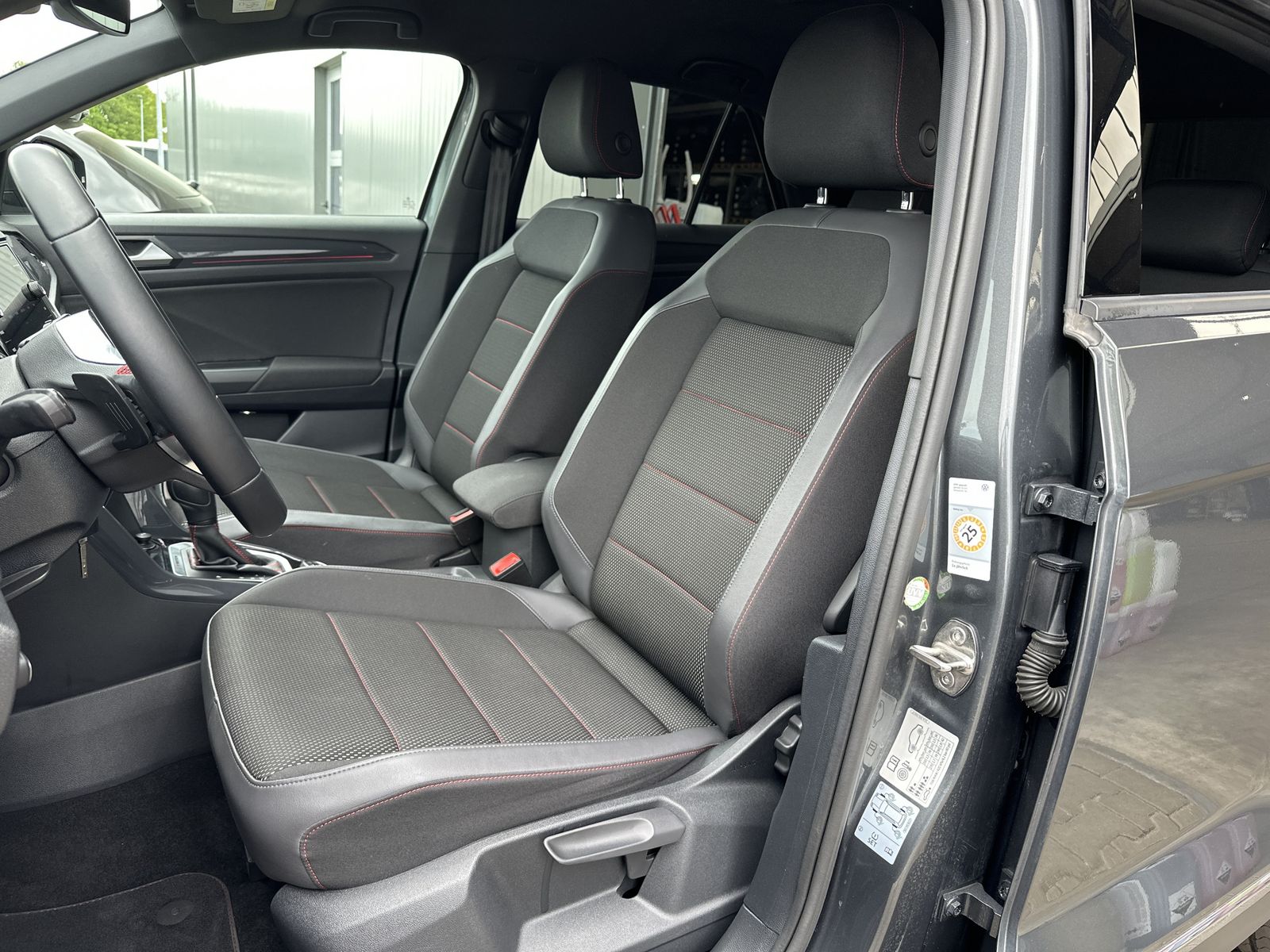 Fahrzeugabbildung Volkswagen T-Roc 2.0 TDI DSG Sport 4M NAV+LED+ACC+CARPLAY