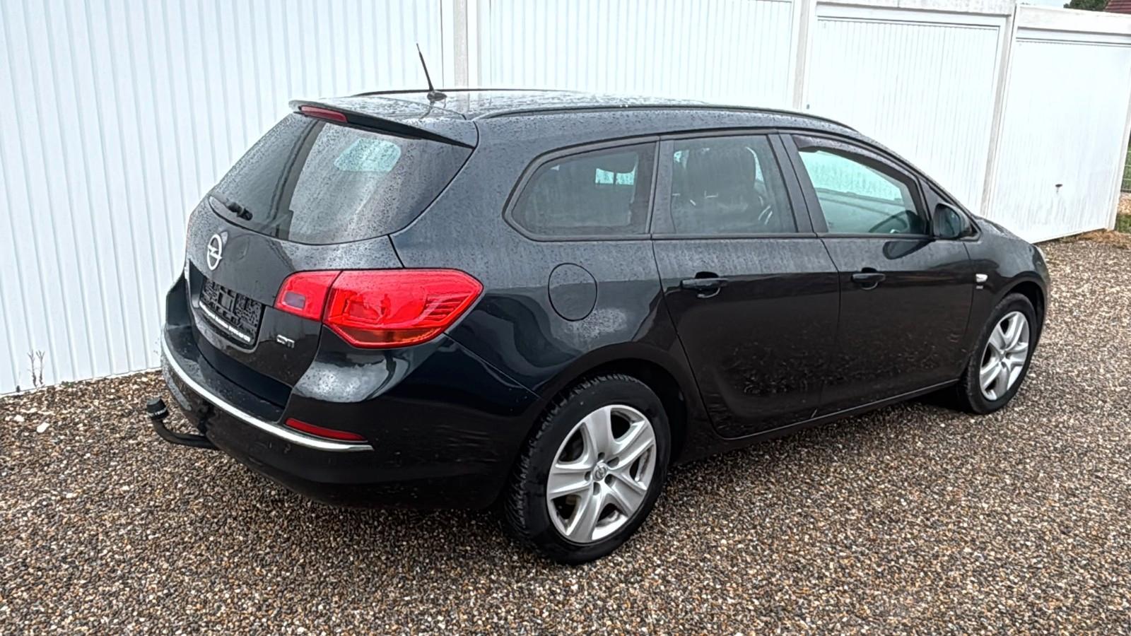 Opel Astra 2014 — interior