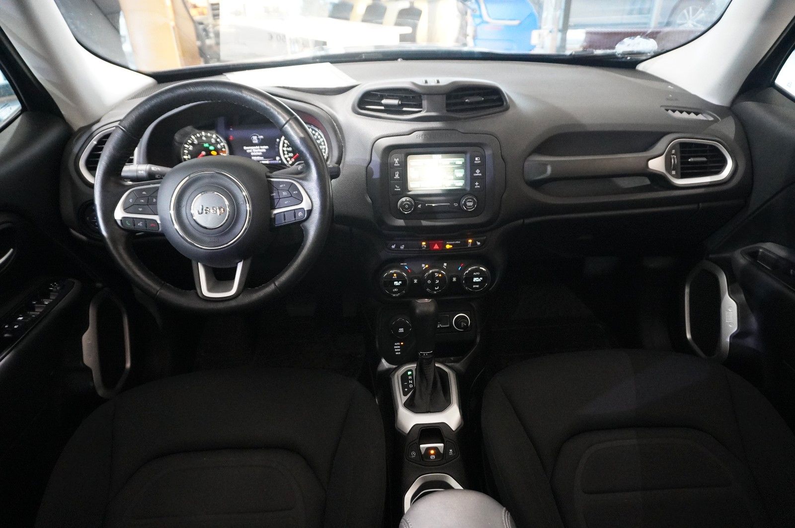 Fahrzeugabbildung Jeep Renegade 1.4 LIMITED 4WD BI-XENON/SHZ/PANO./DAB+