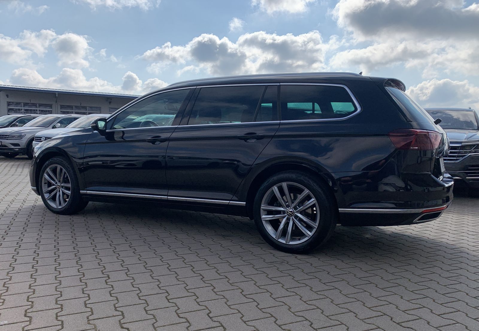 Fahrzeugabbildung Volkswagen Passat Variant 2.0 TDI*Elegance*AHK*Leder*Matrix