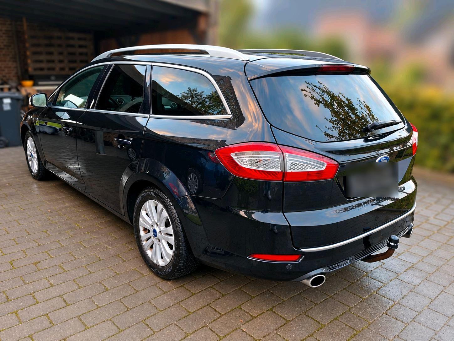Ford Mondeo 2011 — rear view
