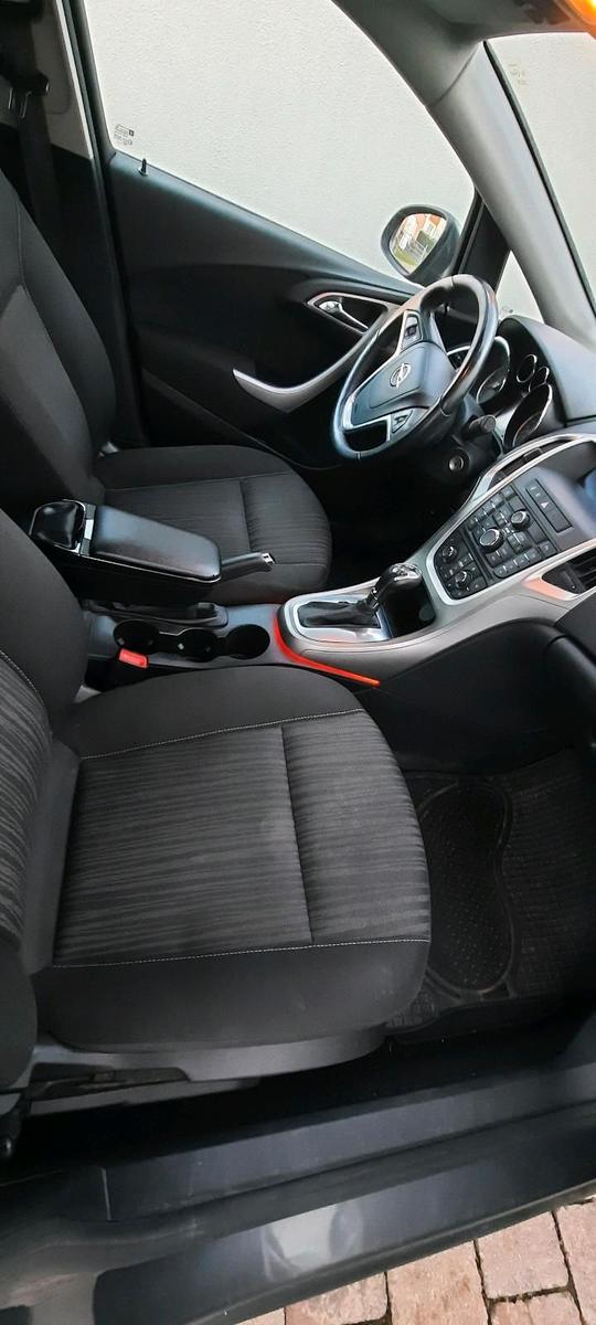 Opel Astra 2012 — photo 10