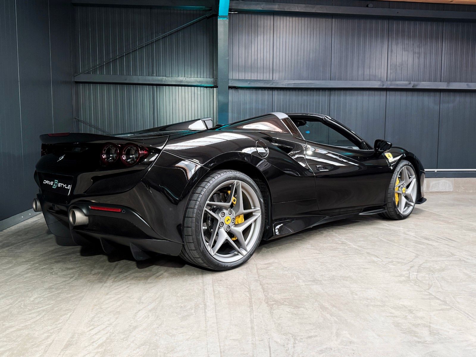 Fahrzeugabbildung Ferrari F8 Spider + Nero Daytona + Carbon + Lift + Garan