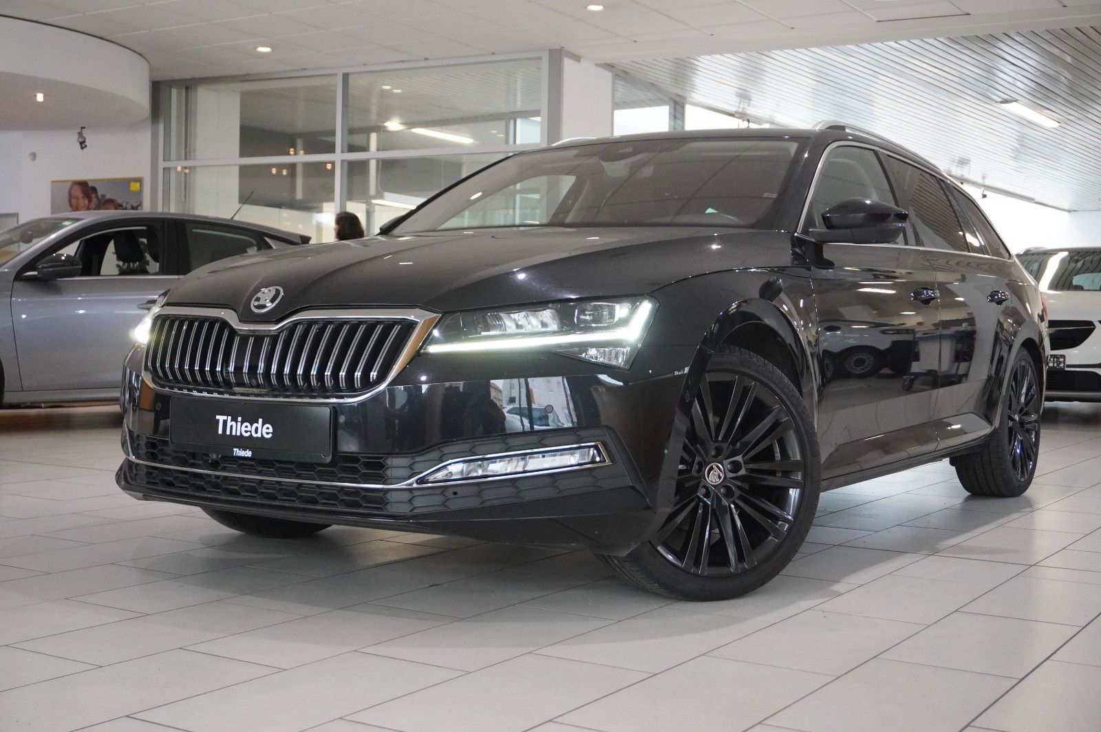 Fahrzeugabbildung SKODA Superb Combi 2.0D PREMIUM 4X4 NAVI/LED/360°/AHK