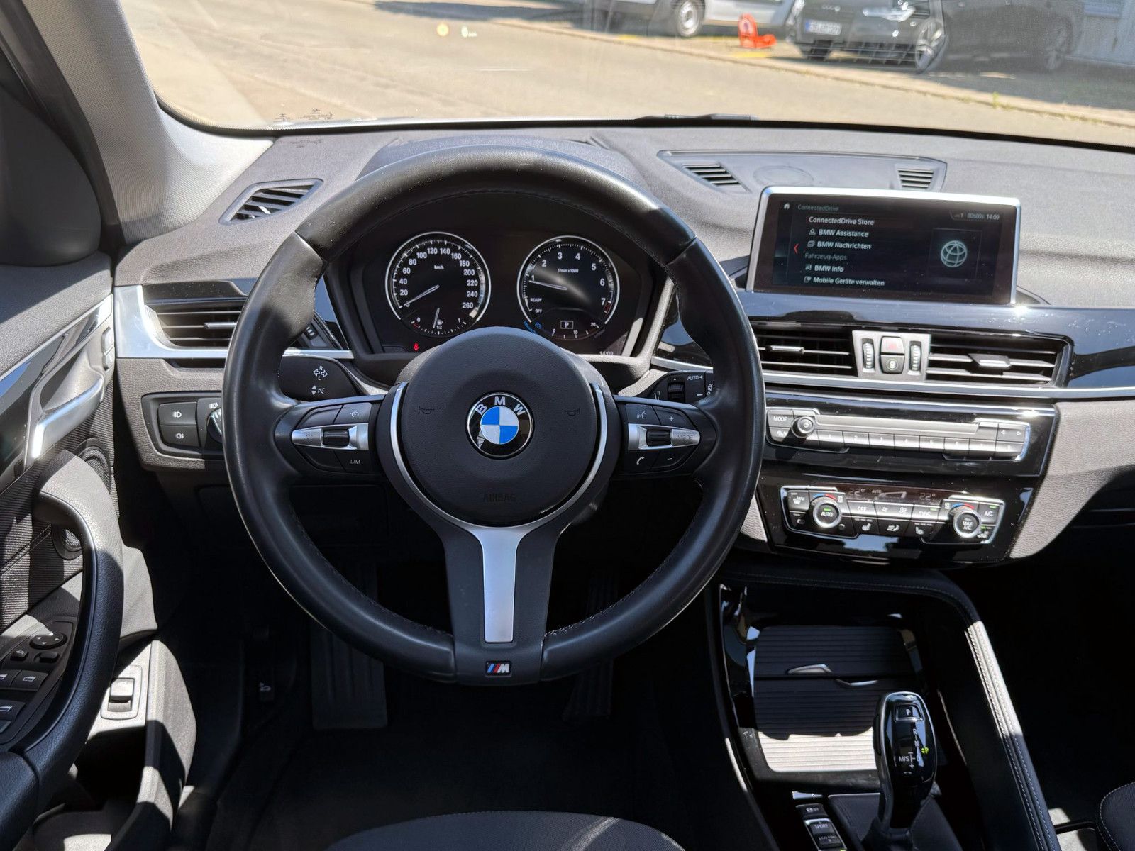 Fahrzeugabbildung BMW X1 xDrive 20i Sport-Line Temp. HUD PANO KAM PDC