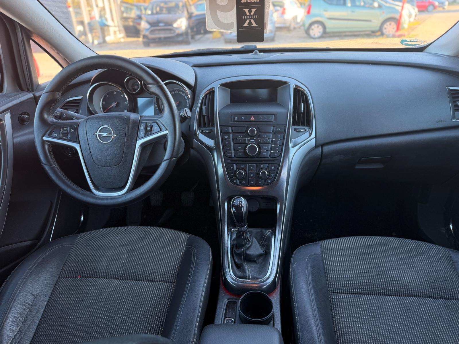 Opel Astra 2011 — photo 11