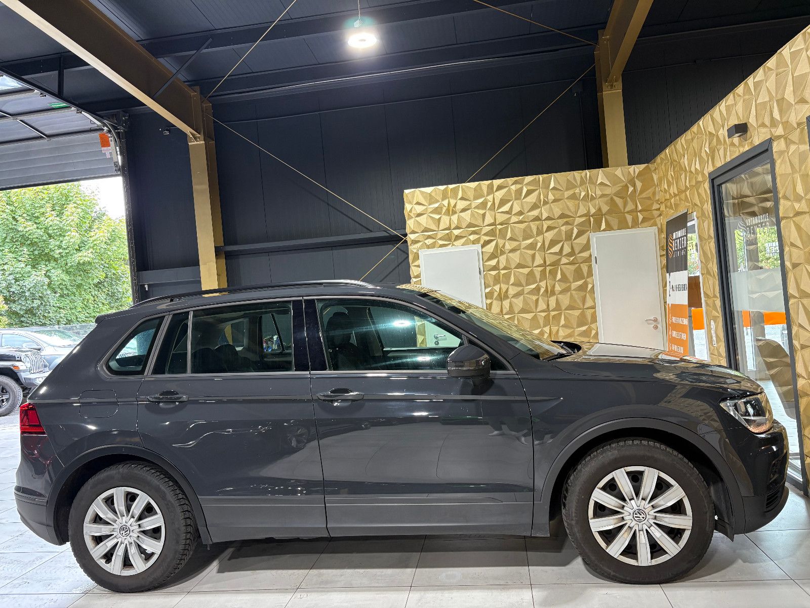 Fahrzeugabbildung Volkswagen Tiguan Trendline BMT/Start-Stopp/8-FACH/PDC/SHZ/