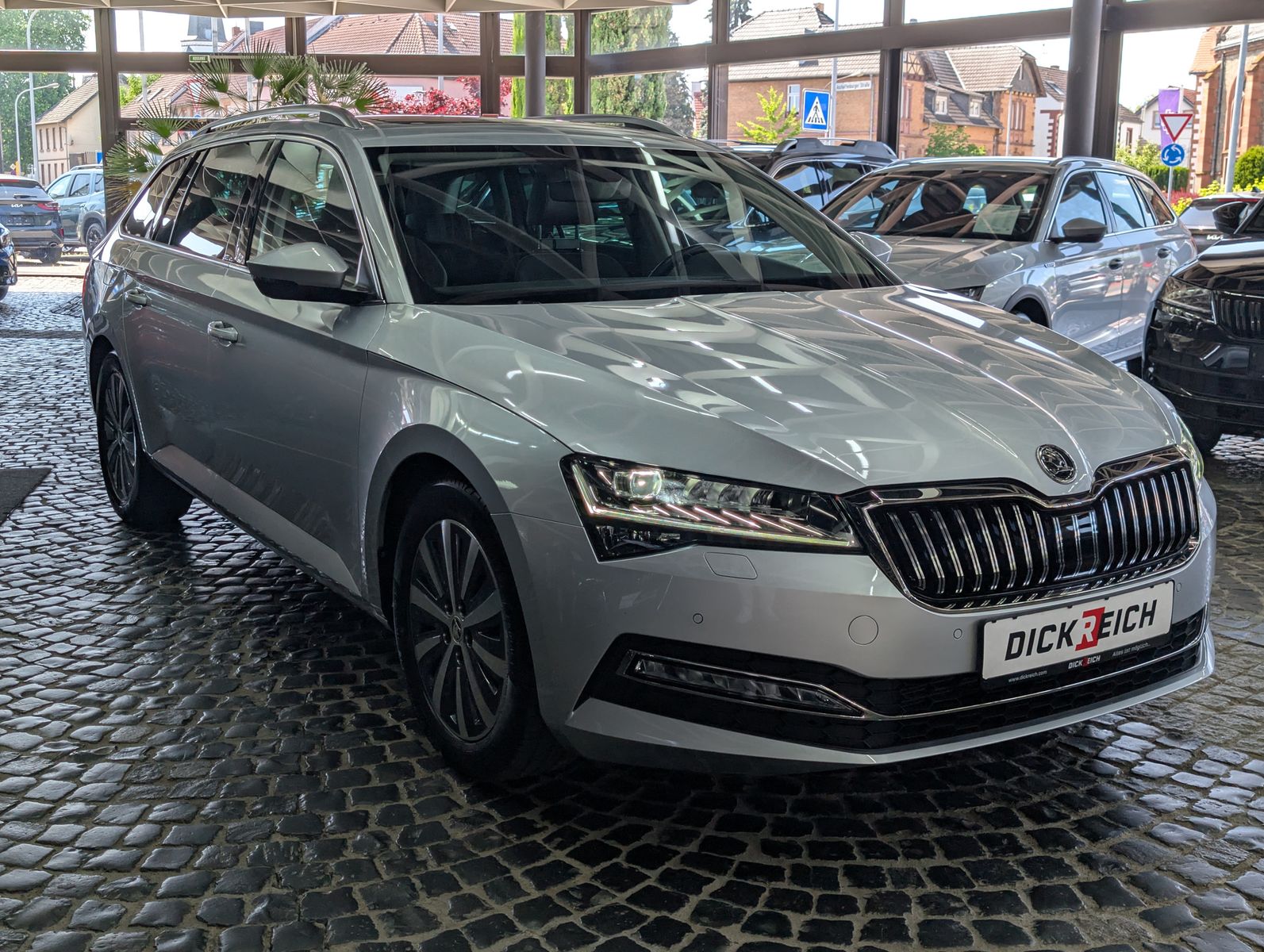 Fahrzeugabbildung SKODA Superb Premium 2.0 TDI PANO LEDER MASSAGE SOUND