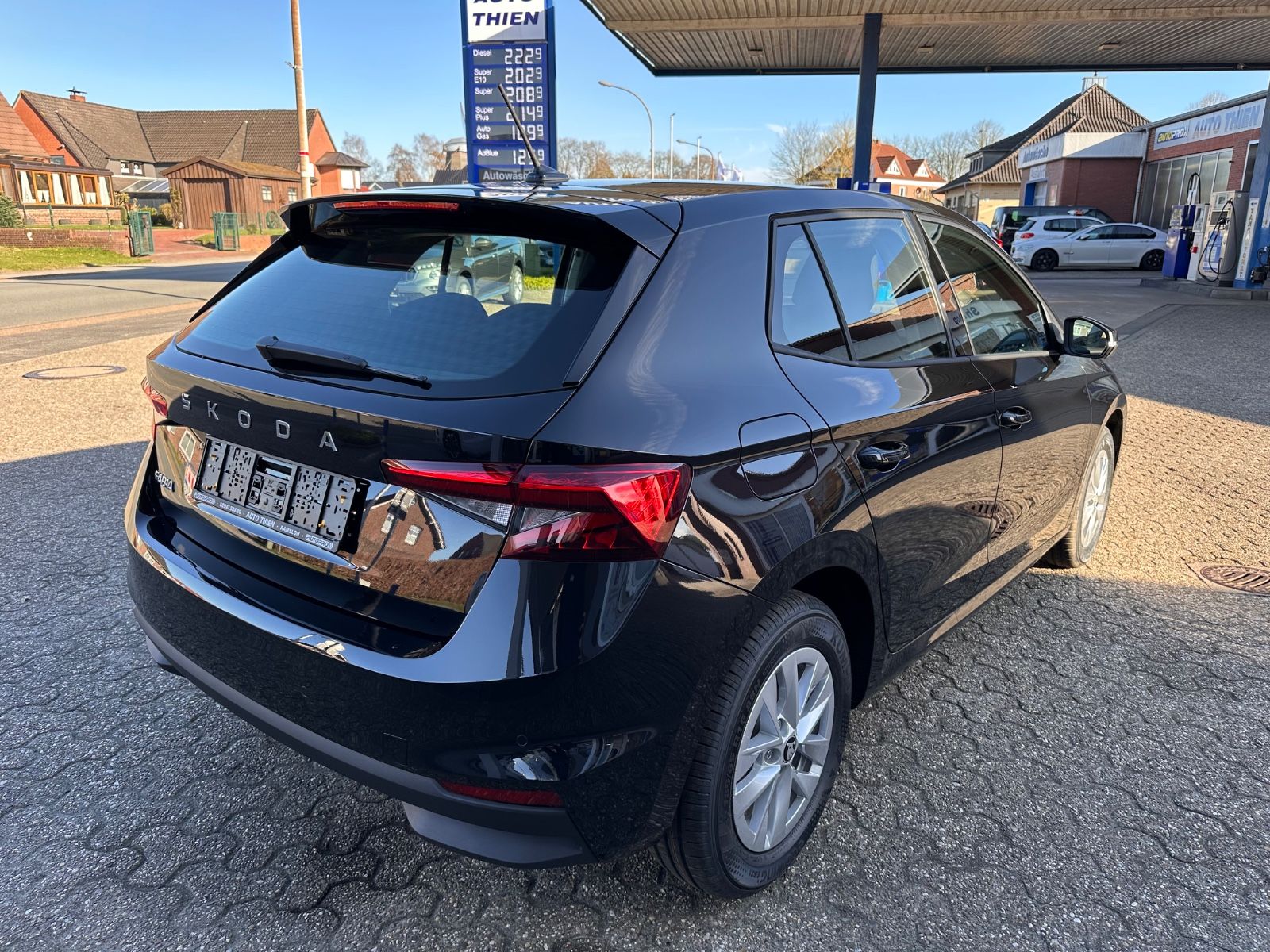 Fahrzeugabbildung SKODA Fabia 1.0 TSI DSG Selection LED/PDC/SHZG/APP/GRA