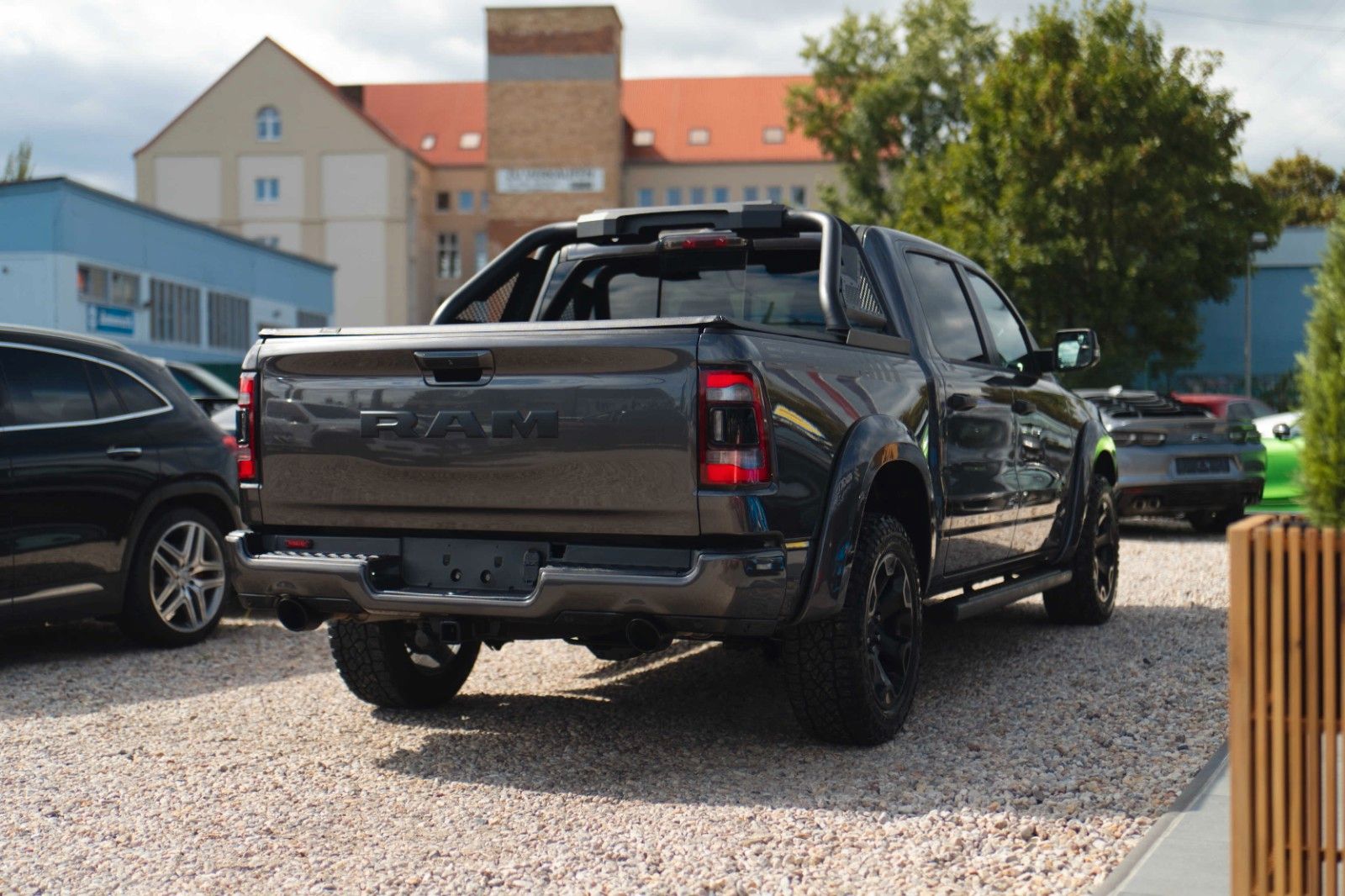 Fahrzeugabbildung Dodge RAM 5.7 V8 HEMI 4x4 OFFROAD Night-Paket *LED*
