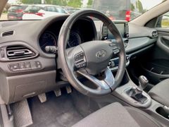Fahrzeugabbildung Hyundai i30 1.0 AAC SHZ ALLWETTERREIFEN ALU KAMERA PDC
