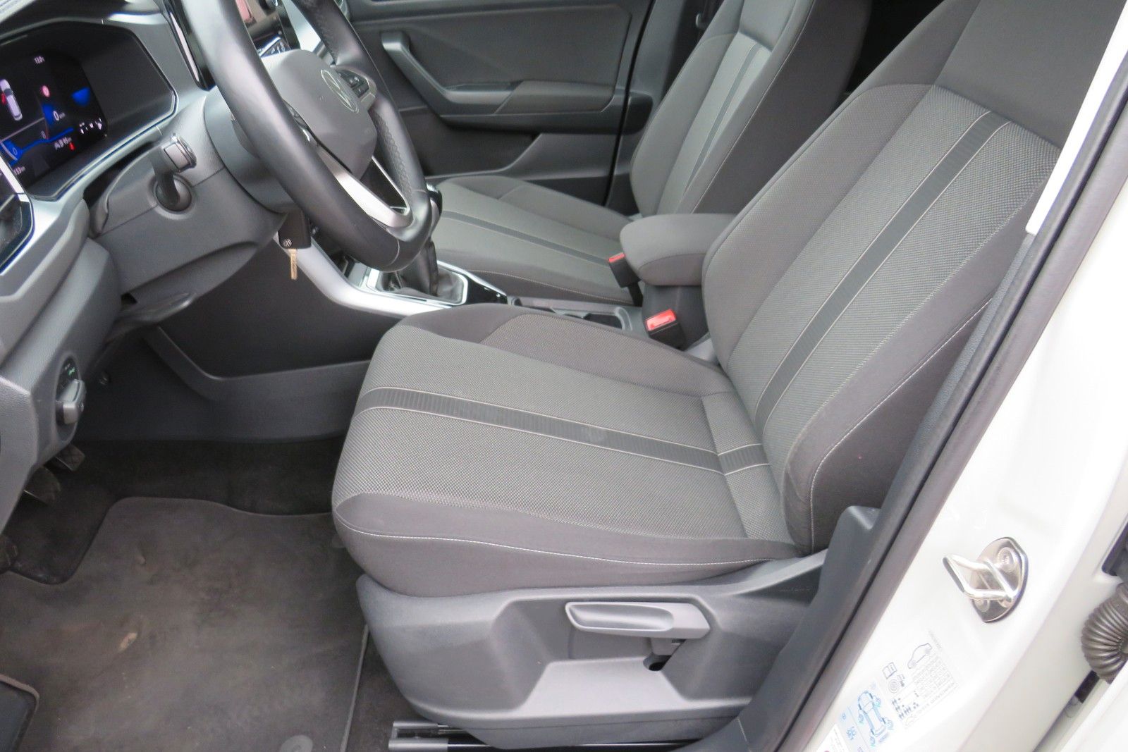 Fahrzeugabbildung Volkswagen T-Roc Life AHK ACC SITZH GJ NAVI APP 1.HD