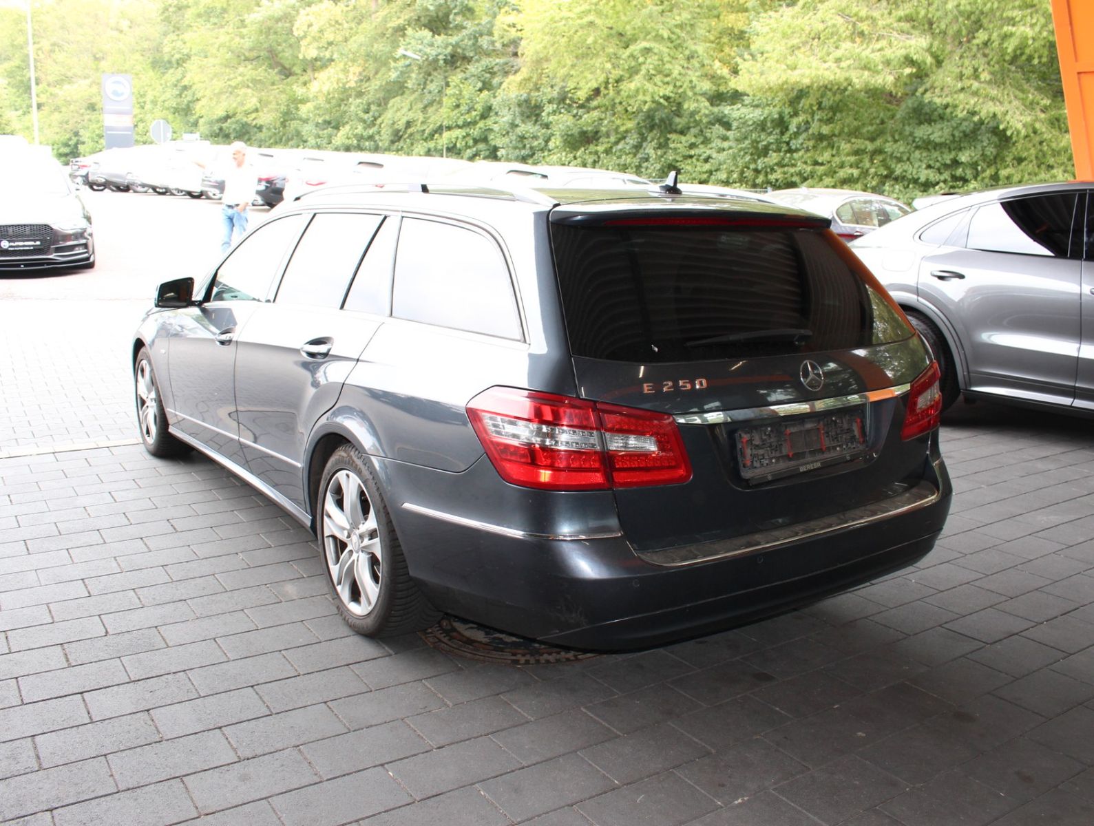 Fahrzeugabbildung Mercedes-Benz E 250 T CDI Avantgarde Distronic + AHK + ILS