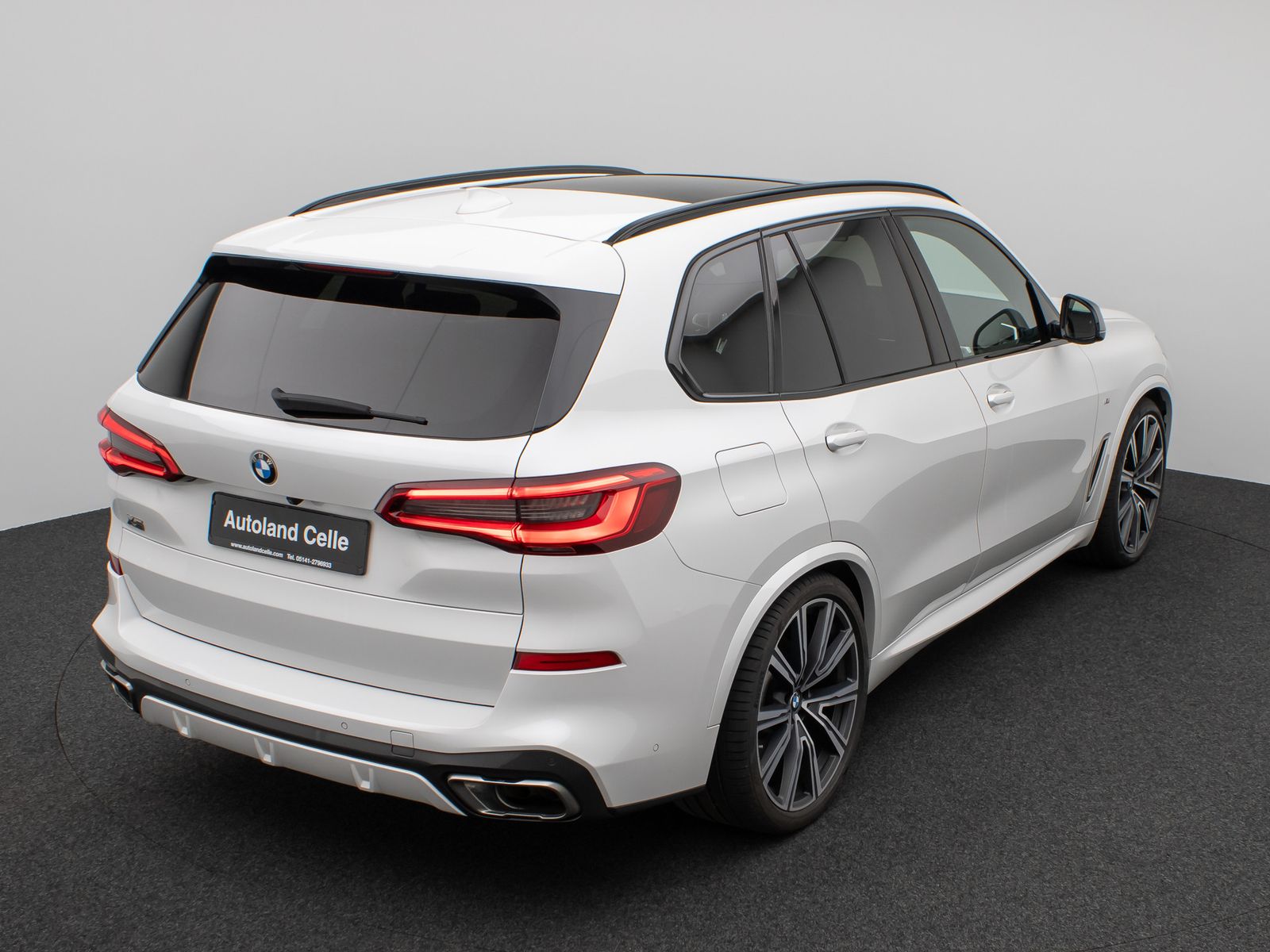 Fahrzeugabbildung BMW X5 M50i Panorama Laser HUD DAB B&W SoftClos Voll
