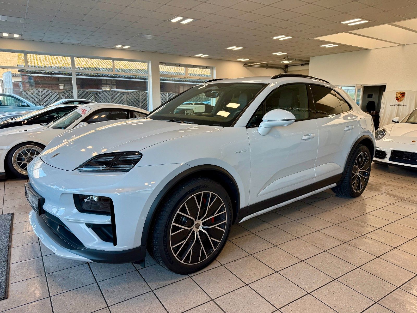 Fahrzeugabbildung Porsche Macan Turbo InnoDrive/OffroadDesign/SCP/Keyless