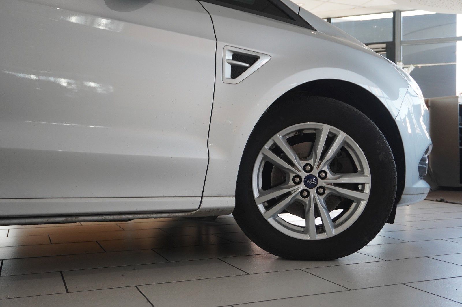 Fahrzeugabbildung Ford S-Max 2.0D BUSINESS 4X4 7-SITZE NAVI/SH/PDC/TEMP