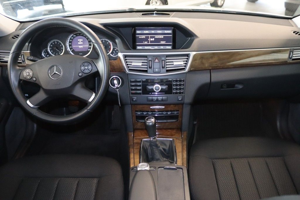 Fahrzeugabbildung Mercedes-Benz E 250 CDI Elegance-Tempo-Totw.-Navi-AHK-SHZ-PDC-