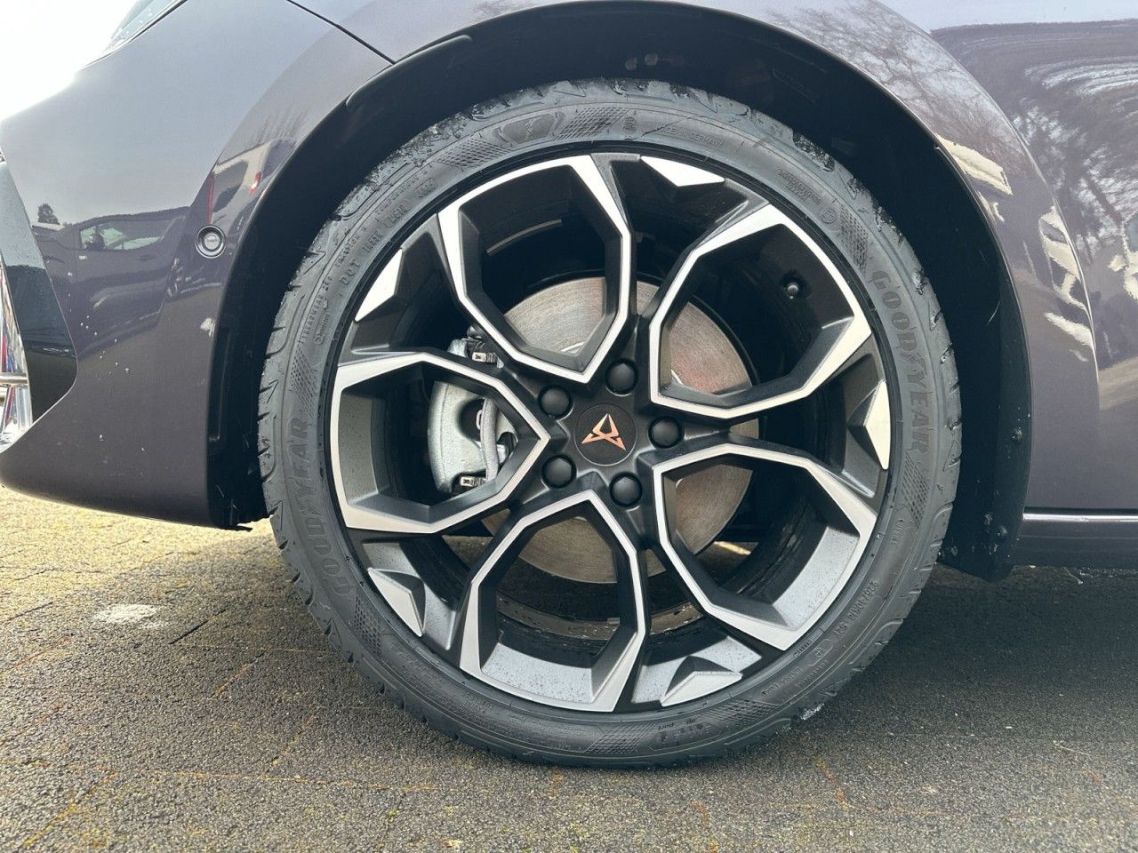 Fahrzeugabbildung CUPRA Leon Sportstourer 2.0 TSI 204 PS DSG 4Drive - mit KI generiert/bearbeitet