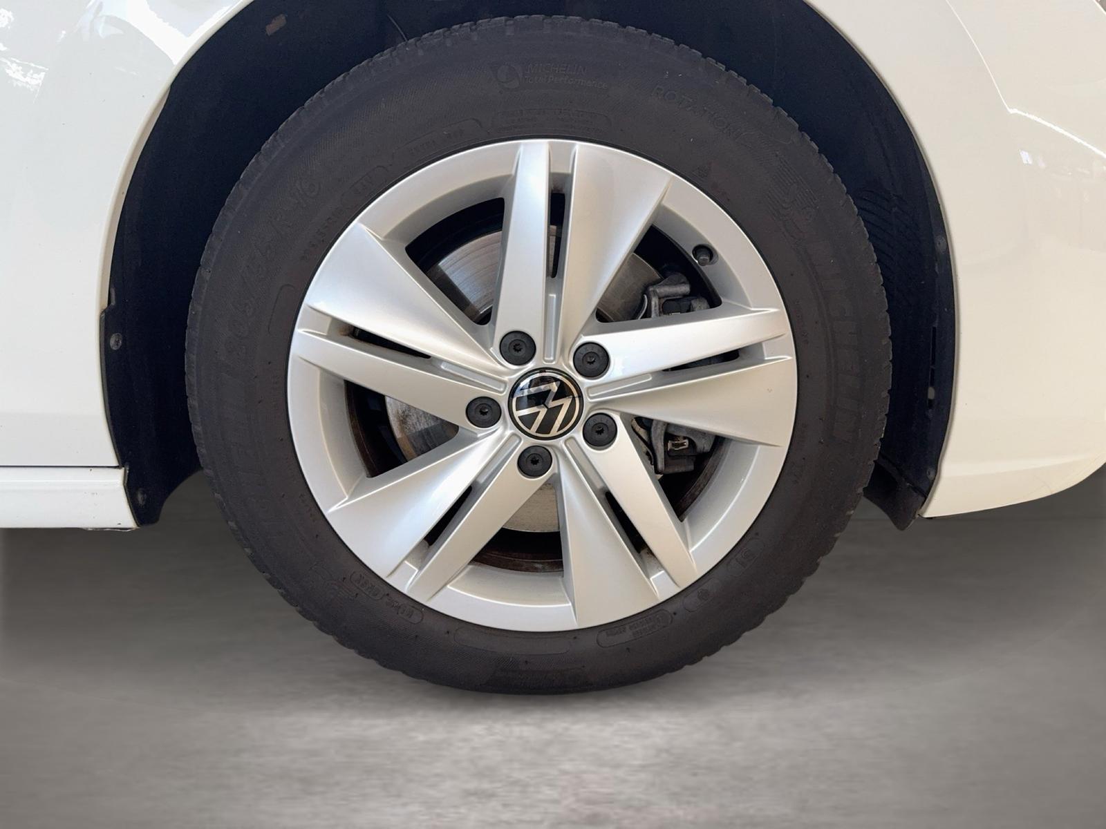 Volkswagen Golf VIII 1.5TSI Life CarPlay h/k AHK Standhzg