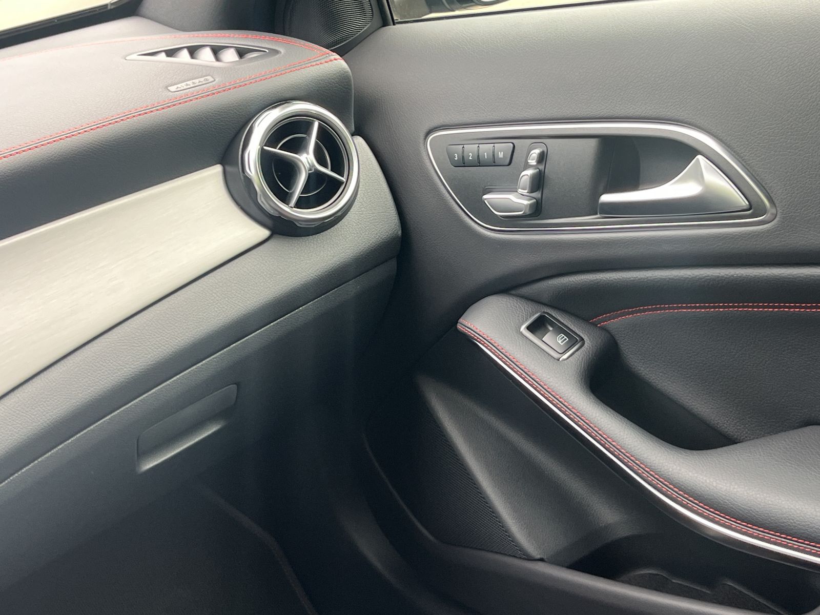 Fahrzeugabbildung Mercedes-Benz GLA 180 AMG-LINE*NIGHT-PAKET*LED*KEYLESS*LEDER**