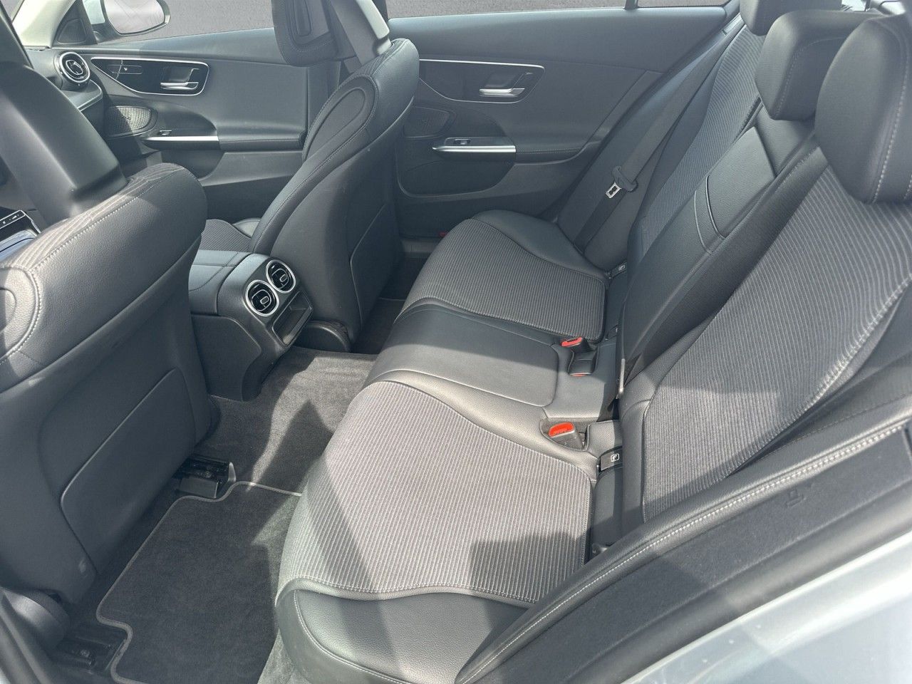 Fahrzeugabbildung Mercedes-Benz C-KLASSE C 200 204PS-Cam*Avantgarde* - mit KI generiert/bearbeitet