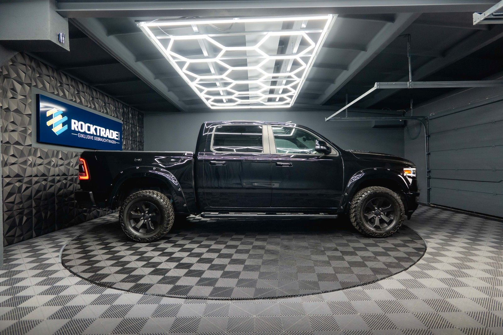 Fahrzeugabbildung Dodge RAM 5.7 V8 HEMI 4x4 REBEL LIMITED RamBox ACC 19%