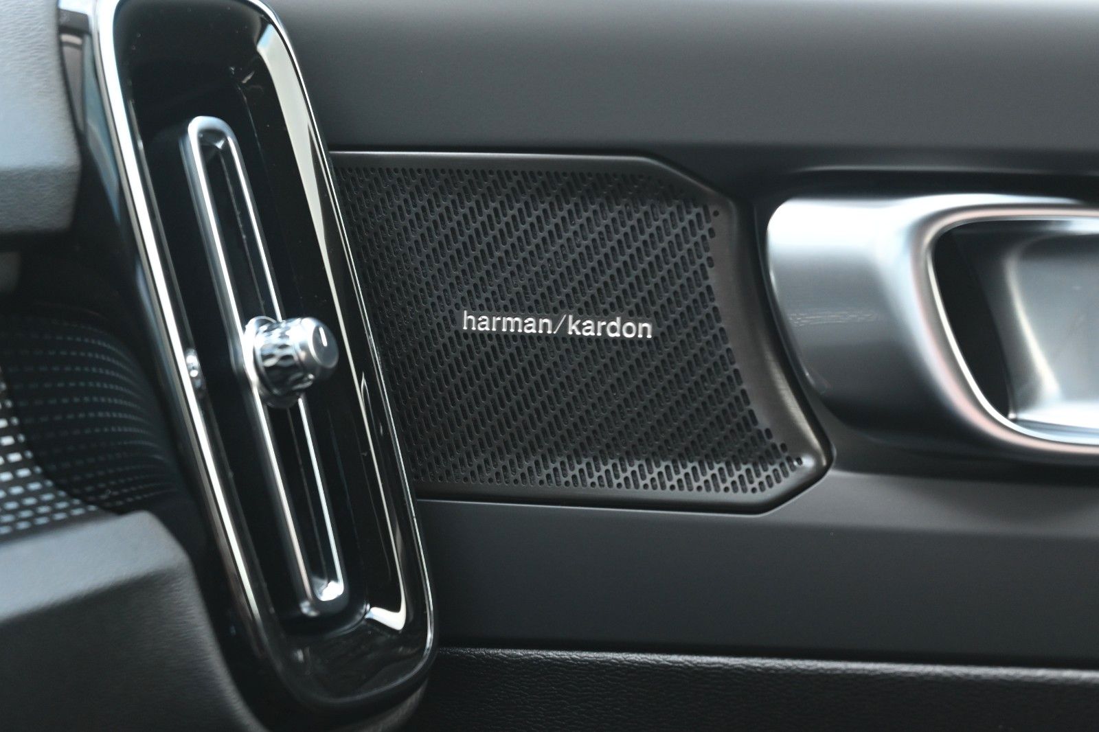 Fahrzeugabbildung Volvo XC40 B4 DKG Plus Dark*FSHZG*360°*ACC*Allwetter