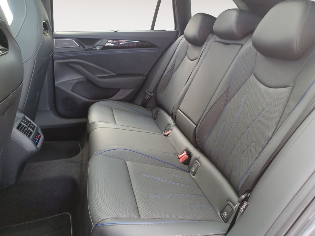 Fahrzeugabbildung Volkswagen Passat Variant R-Line Signature 5 Jahre Garantie