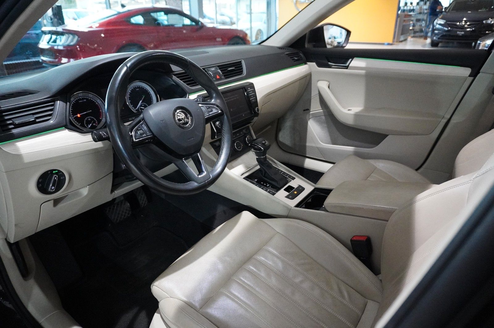 Fahrzeugabbildung SKODA Superb Lim. 2.0 TSI L&K 4X4 DSG NAVI/KAMERA/AHK