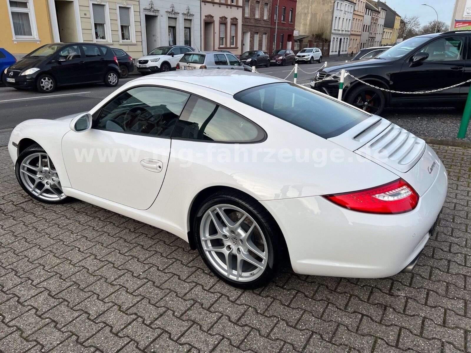 Fahrzeugabbildung Porsche 997 CARRERA UNFALLFREI DEUTSCHES AUTO 6 GANG !!!