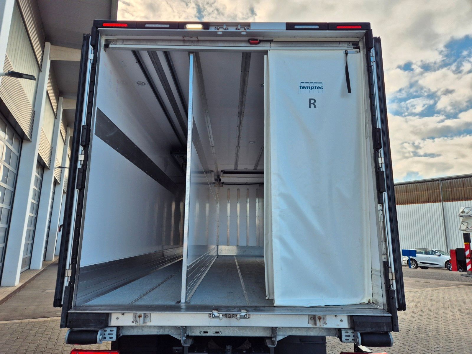 Fahrzeugabbildung Iveco AD190S40/FP Lamberet Mitsubishi LBW Tür AHK