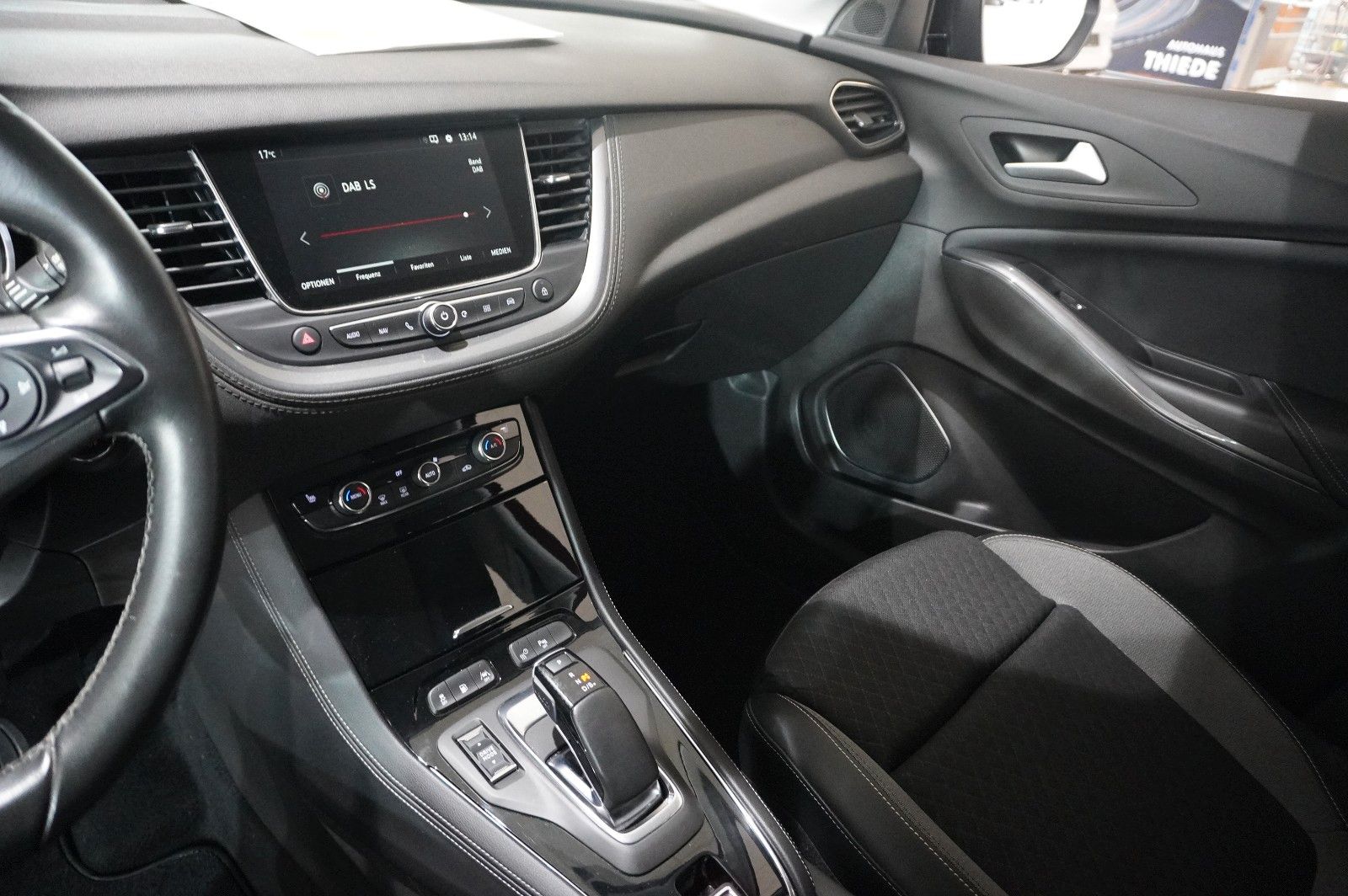 Fahrzeugabbildung Opel Grandland (X) 1.6 ELEGANCE HYBRID NAVI/SH/KAMERA