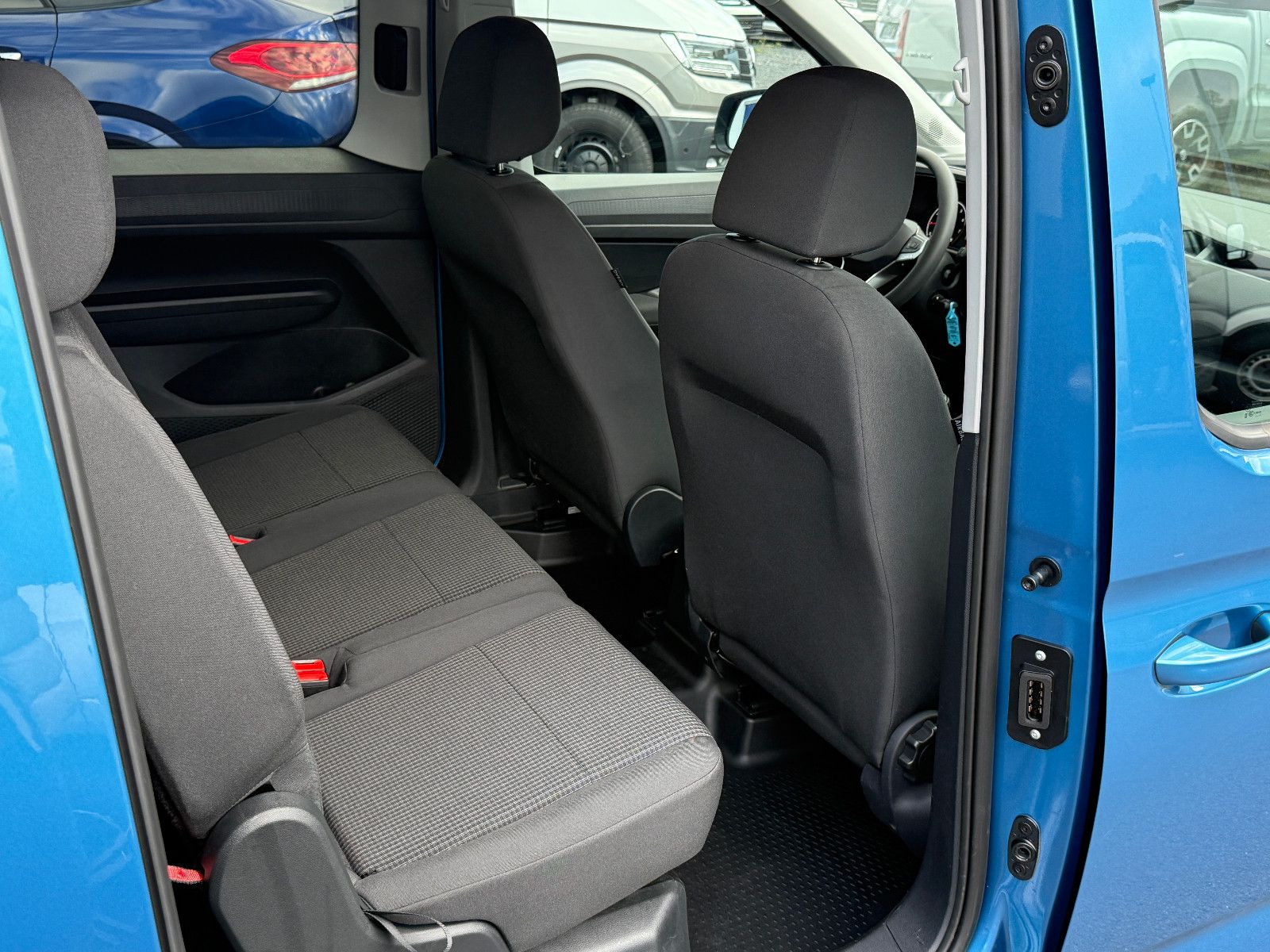 Fahrzeugabbildung Volkswagen Caddy Maxi 7-Sitzer DAB GRA Navi Kamera SHZ PDC