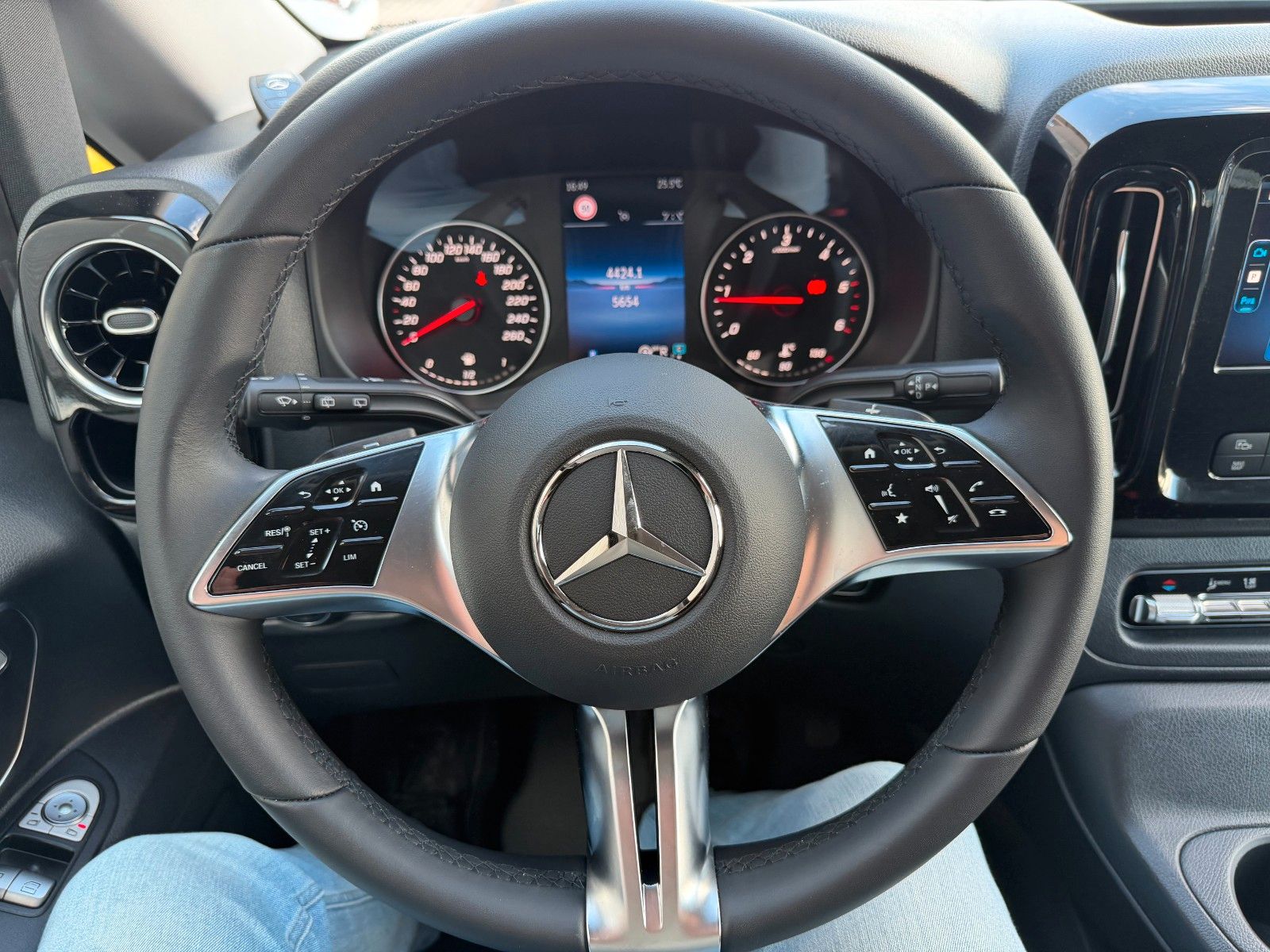 Fahrzeugabbildung Mercedes-Benz Vito 116 CDI 9G Tourer AHK2,5to Navi