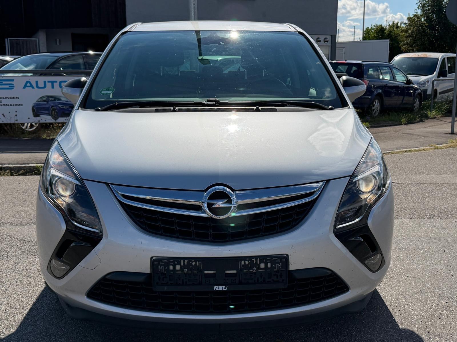 Opel Zafira 2015 — rear view